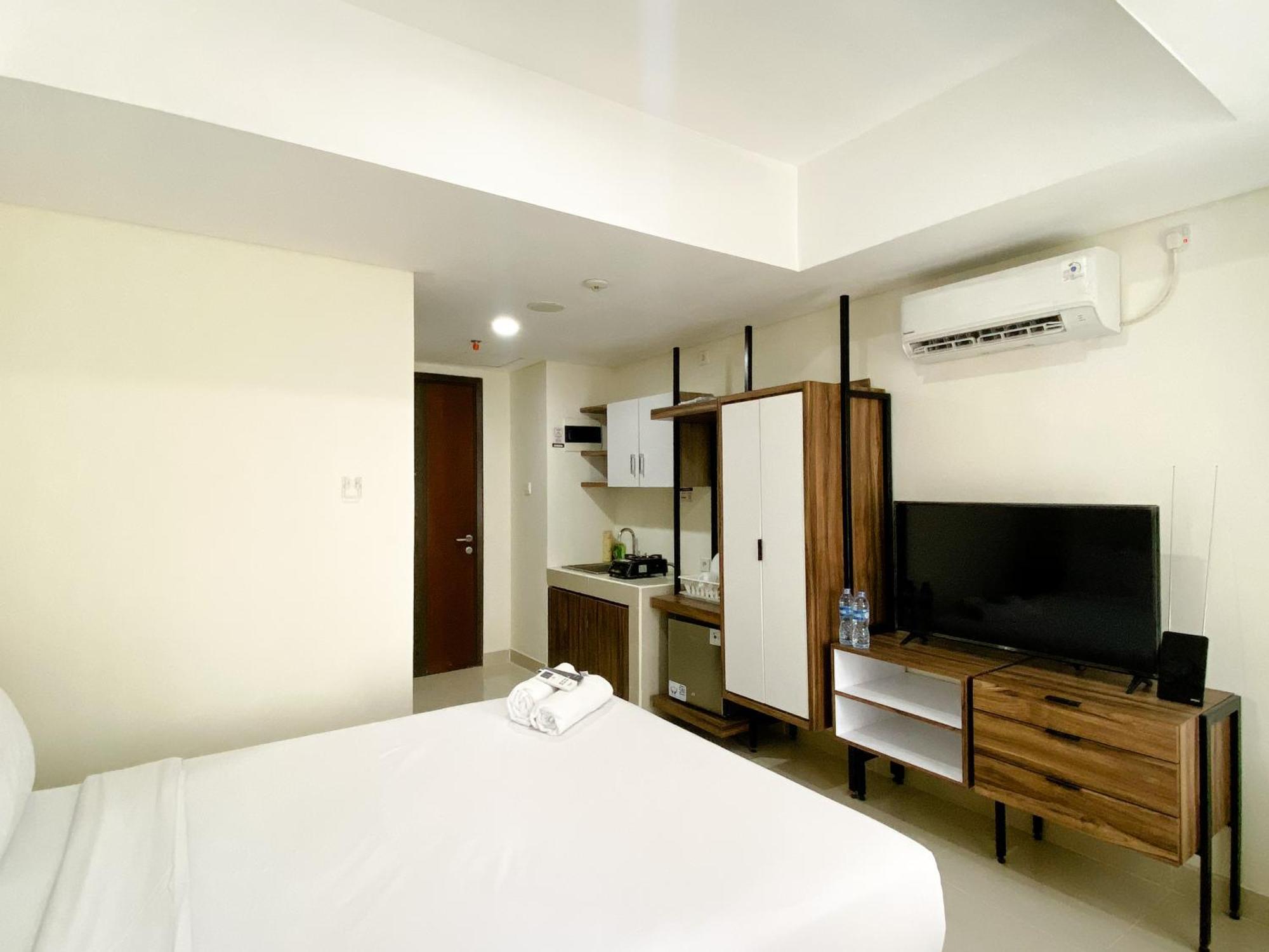 Homey And Cozy Stay Studio Room Pollux Chadstone Apartment By Travelio Cikarang Esterno foto